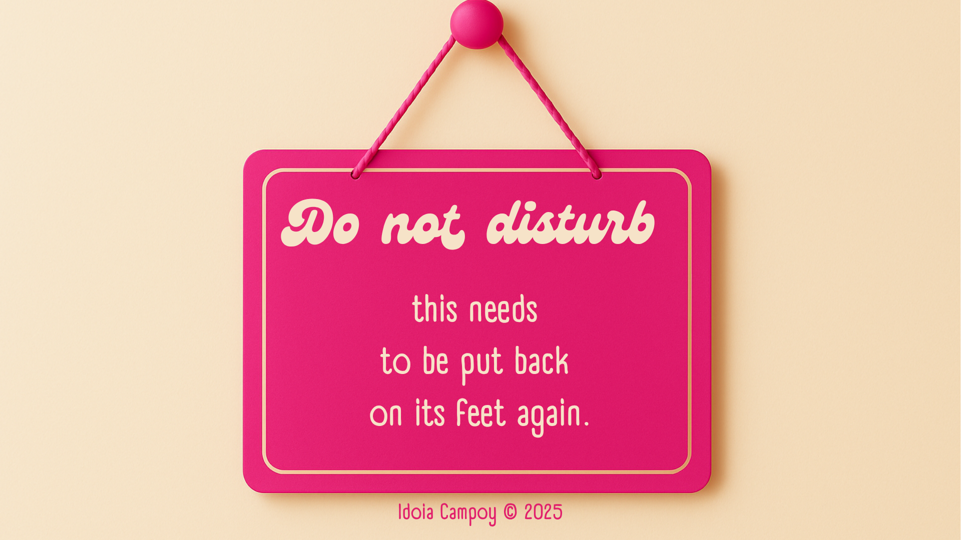 Darse permiso para parar y reconstruir la vida. Cartel rosa con la frase 'No molesten que esto hay que ponerlo de nuevo en pie', simbolizando la importancia de darse permiso para parar y reconstruirse.